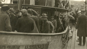 Vangittuja punakaartilaisia viedään laivalla Suomenlinnaan 13.4.1918
