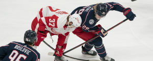 Detroits Jevgenij Svetjnikov och Columbus Patrik Laine kämpar om pucken. Detroits Jevgenij Svetjnikov och Columbus Patrik Laine kämpar om pucken.