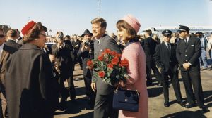 Presidentti John F. Kennedy ja Jacqueline Kennedy Dallasin lentokentällä vuonna 1963.