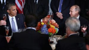 Obama och Putin skålade i samband med en lunch tidigare under måndagen. Barack Obama och Vladimir Putin skålade i New York den 28 september 2015.