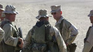 Försvarsminister James Mattis var själv tidigare en högt uppsatt kommendör Afghanistan General James Mattis talar till beväpnade amerikanska soldater i Afghanistan före invasionen av landet år 2001.