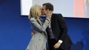 -Vi hör ihop, har Emmanuel Macron sagt. Emmanuel Macron kysser sin hustru Brigitte Trogneux under segerfesten i Paris.