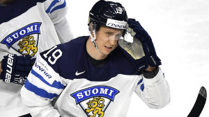 Savinainen har noll mål på sju matcher. Lossnar det äntligen i kvartsfinalen? Veli-Matti Savinainen i Finlands landslagströja.