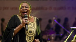 Miriam Makeba - En av Amis stora inspiratörer Miriam Makeba sjunger i mikrofon.