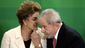 Rousseff anklagas för att ha försökt skydda Luis Inàcio Lula da Silva från mutåtal genom att ge honom en post i regeringen. President Dilma Roussef och Luiz Inacio Lula Da Silva under en ceremoni då Lula svors in som minister och Roussefs kanslichef.
