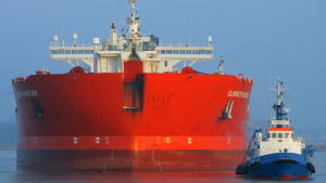 Jättetanker med rysk olja bogseras till hamnen i Rostock, Tyskland Oljetankern Elisabeth Knutsen bogseras till hamnen i Rostock, Tyskland