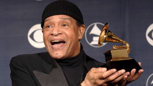 Sin sjunde och sista Grammy vann Al Jarreau 2007. Al Jarreau håller upp en Grammystatyett på Grammygalan 2007.