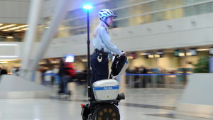 I många länder använder sig polisen av ståhjulingar. Här en bild från flygfältet i Düsseldorf. En polis på ståhjuling på flygfältet i Düsseldorf.