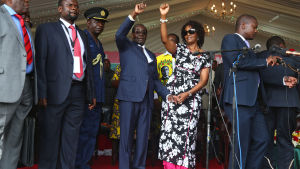 Robert Mugabe (mitten t.v) och hans fru Grace (mitten t.h.) anländer till lördagens födelsedagsfirande. Robert Mugabe (mitten t.v) och hans fru Grace (mitten t.h.) anländer till lördagens födelsedagsfirande.