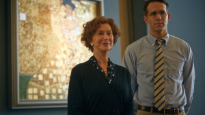 helen mirren och ryan reynolds poserar framför ett verk av Klimt