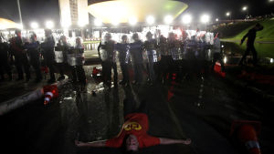 Polisen drabbade samman med demonstranter i huvudstaden Brasilia efter att president Dilma Rouseff utsåg sin företrädare och partikamrat Lula till sin kanslichef Polisen drabbade samman med demonstranter i huvudstad Brasilia efter att president Dilma Rouseff utsåg sin företrädare och partikamrat till sin kanslichef