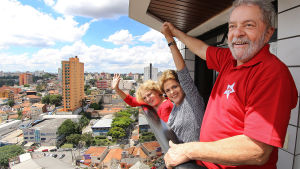 President Dilma Rouseff besökte sin företrädare Luiz Inacio Lula da Silva efter att han hade förhörts på grund av misstankar om penningtvätt i början av mars President Dilma Rouseff besökte sin företrädare Luiz Inacio Lula da Silva efter att han hade förhörts på grund av misstankar om penningtvätt i början av mars