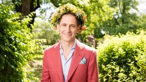 David Lagercrantz, författare och journalist, sommarvärd i Sommar i P1. David Lagerkrantz med blomkrans i håret.