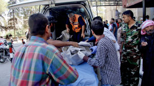 Minst ett fyrtiotal människor har dödats i regeringskontrollerade västra Aleppo sedan rebeller inledde en ny offensiv i fredags för att bryta beglägringen av östra Aleppo Minst ett fyrtiotal människor har dödats i regeringskontrollerade västra Aleppo sedan rebeller inledde en ny offensiv i fredags för att bryta beglägringen av östra Aleppo