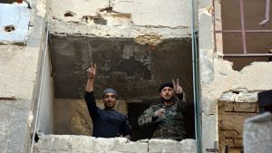 Syriska regeringssoldater visar segertecken i ett erövrat hus i Masaken Hanano Syriska regeringssoldater visar segertecken i ett erövrat hus i Masaken Hanano