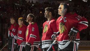 Chicago-spelarna laddar upp för match. Chicago Blackhawks-spelarna under nationalsången.