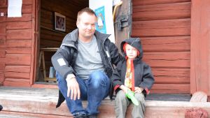 Alexander Lökfors är nöjd över att det finns program för barnen. Alexander och Victor Lökfors.