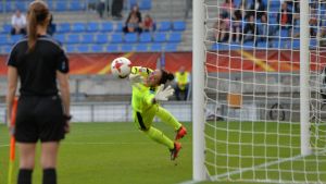 Manuela Zinsberger räddar en straff i kvartsfinalen mot Spanien. Manuela Zinsberger räddar en straff mot Spanien vid EM i fotboll.