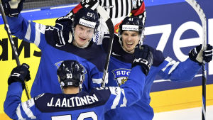 De finländska herrspelarna i ishockey tjänar massiva summor. Finländska jubelscener i kvartsfinalen mot USA.
