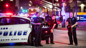 Polisen jagar krypskyttarna som sköt mot polisen under en demonstration i Dallas.
