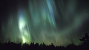 Norrsken och samisk kultur är exotiskt och lockar många turister till Lappland. Norrsken på natthimlen.