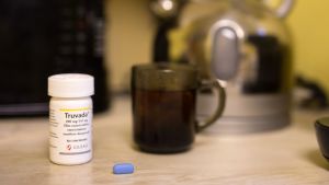 Med hjälp av medicinering försvinner inte viruset men mängden hivvirus i blodet kan bli så liten att det inte längre är mätbart. En pillerburk av märket Truvada, som är en hivmedicin.