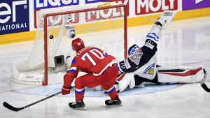 Ryssland satte stopp för Finland i bronsmatchen. Vladimir Tkachyov sätter in pucken bakom Joonas Korpisalo.