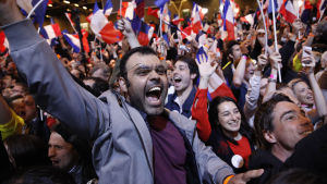 Anhängare till Emmanuel Macron firar valresultatet i Paris. Anhängare till mittenkandidaten Emmanuel Macron firar valresultatet i den första omgången av det franska presidentvalet den 23 april 2017.