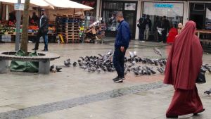 Här på Rinkeby torg sköts en person till döds för ett par veckor sedan. Här på Rinkeby torg sköts en person till döds för ett par veckor sedan.