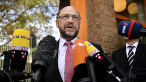 SPD-ledaren Martin Schulz talar med journalister utanför sin vallokal i Wuerselen 14.5.2017