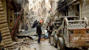 Överallt där det ännu är möjligt jobbar fortfarande frivilliga syriska hjälparbetare. De ska spela en roll också i fredsförhandlingarna. Röjning efter bombning i Aleppo