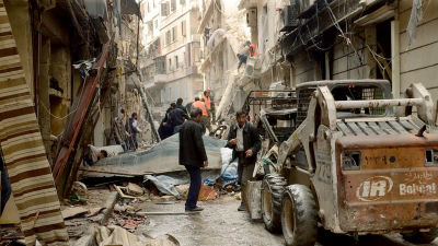 Röjning efter bombning i Aleppo