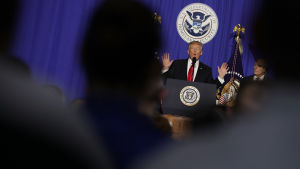 President Donald Trump meddelar att muren mot Mexiko ska byggas. Pres Donald Trump meddelar att muren mot Mexiko ska byggas.