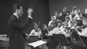 Television musiikkiohjelmat, "Klemettiopiston nuoriso-orkesterin konsertti". Kapellimestari Ulf Söderblom johtaa orkesteria.