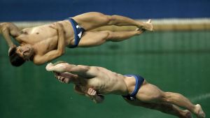 Mears (ovanför) tävlade tillsammans med Jack Laugher. Jack Laugher och Chris Mears mitt i ett simhopp.