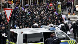 Tysk polis bevakar en demonstration i Köln under AfD:s pågående kongress 22.4.2017