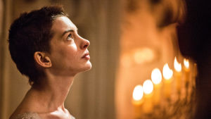 Fem minuter magi. Anne Hathaway i filmatiseringen av Les Misérables Rakastetun musikaalin kolmella Oscarilla palkittu elokuvaversio, jossa entinen vanki Jean Valjean etsii uutta elämää 1800-luvun Ranskassa.