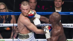 Mayweather var överlägsen i de sista ronderna. Floyd Mayweather träffar McGregor i hakan.