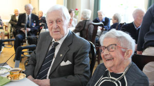 Bror Borgar och Disa Ismark firades gemensamt på Hemmet. 100-åringarna Bror Borgar och Disa Ismark firas gemensamt på servicehuset Hemmet.