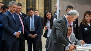 Colombias expresident Álvaro Uribe (till höger) och partiets presidentkandidat Iván Duque (till vänster) i en vallokal i Bogota på söndagen. Colombias expresident Álvaro Uribe (till höger) och partiets presidentkandidat Iván Duque (till vänster) i en vallokal i Bogota på söndagen.