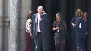 Perus president Kyczynski avgår efter försök att köpa röster i kongressen. Perus avgående president Pedro Pablo Kuczynski lämnar presidentpalatset efter sitt tal till nationen
