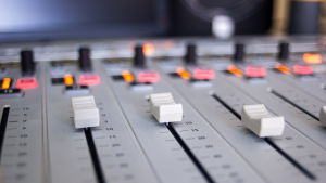 Nuförtiden sköter programledaren alla reglage på egen hand. Ett mixerbord i en radiostudio.