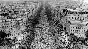 Folk har samlats på Champs Elysees i Paris i samband med majrevolten i Frankrike 1968.