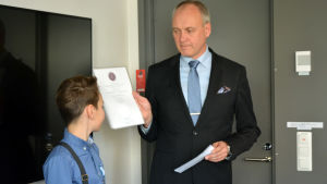 Matias Latvala tar emot livräddningsmedaljen av Marko Pukkinen. Matias Latvala tar emot en livräddningsmedalj av Marko Pukkinen.