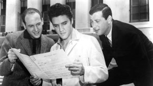 "The warden threw a party in the county jail" - Mike Stoller, Elvis Presley och Jerry Leiber under filmningen av Jailhouse Rock Mike Stoller, Elvis Presley och Jerry Leiber