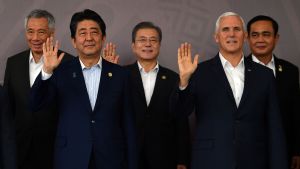 Japans premiärminister Shinzo Abe (till vänster i förgrunden) och USA:s vice president Mike Pence (till höger i förgrunden) med Sydkoreas president Moon Jae-in i mitten, på Apecmötet i Port Moresby. Japans premiärminister Shinzo Abe (till vänster i förgrunden) och USA:s vice president Mike Pence (till höger i förgrunden) med Sydkoreas president Moon Jae-in i mitten, på Apecmötet i Port Moresby.