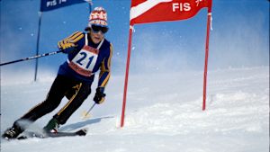 Vem behövde en hjälm så länge det fanns snärtiga toppluvor. Ingemar Stenmark vid VM 1974.