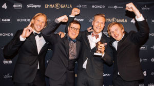 Gasellit iloitsivat Vuoden yhtye -Emmastaan. Gasellit riemuitsevat kädet ilmassa Vuoden yhtye -palkintoaan Emma-gaalassa.