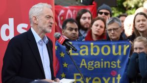 En majoritet av Labours väljare är emot brexit, men Labourledaren har inte varit villig att ge rakt svar på frågan. Han talar för ett alternativt avtal. Jeremy Corbyn talar den 23 februari 2019.