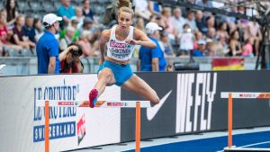 Viivi Lehikoinen löper semifinal på lördag. Viivi Lehikoinen löper över en häck